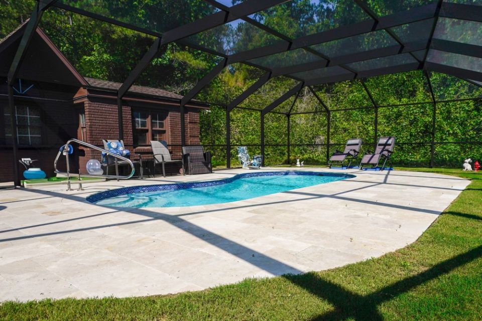 Screened Fiberglass Pool – Clanton, AL