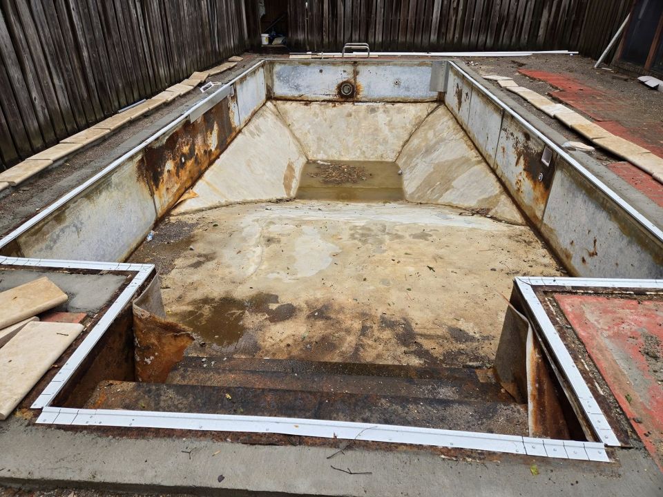 Liner Replacement with Travertine – Birmingham, AL – before