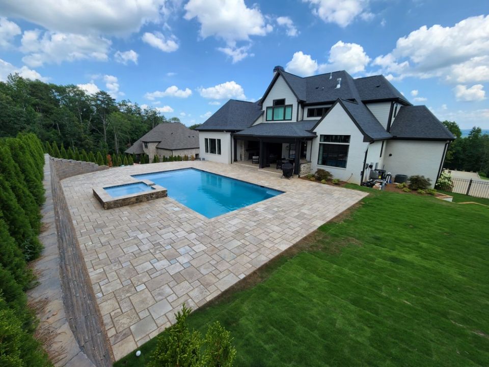 20 × 40 Gunite Pool and Spa – Mountain Brook, AL