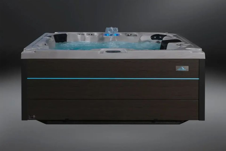 Icelandic Fontana hot tub