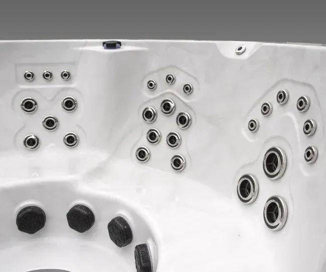 Icelandic Cyclone 3 hot tub
