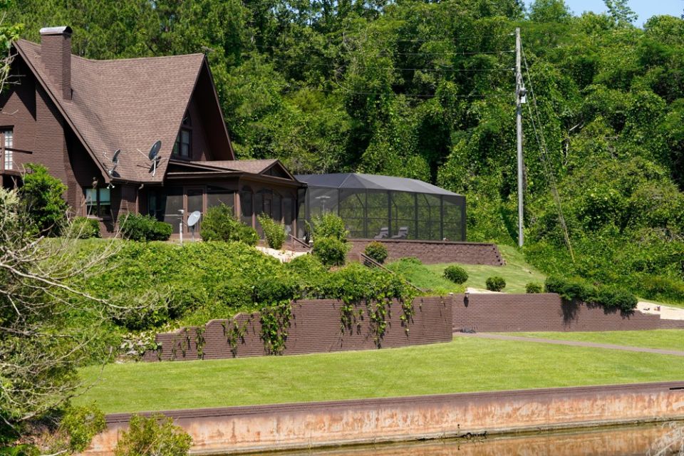 Screened Fiberglass Pool – Clanton, AL