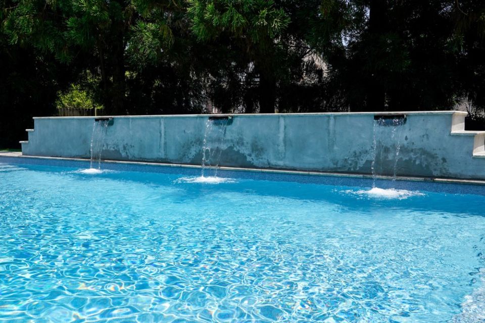 Modern Gunite Pool with Tanning Ledge