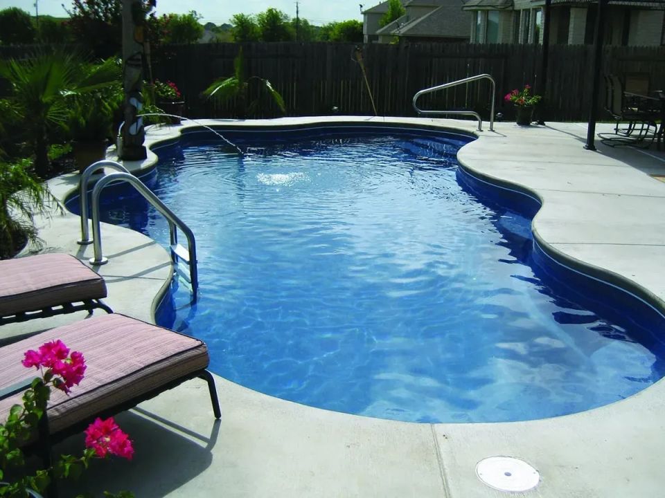 Latham Bermuda 16.35 fiberglass pool