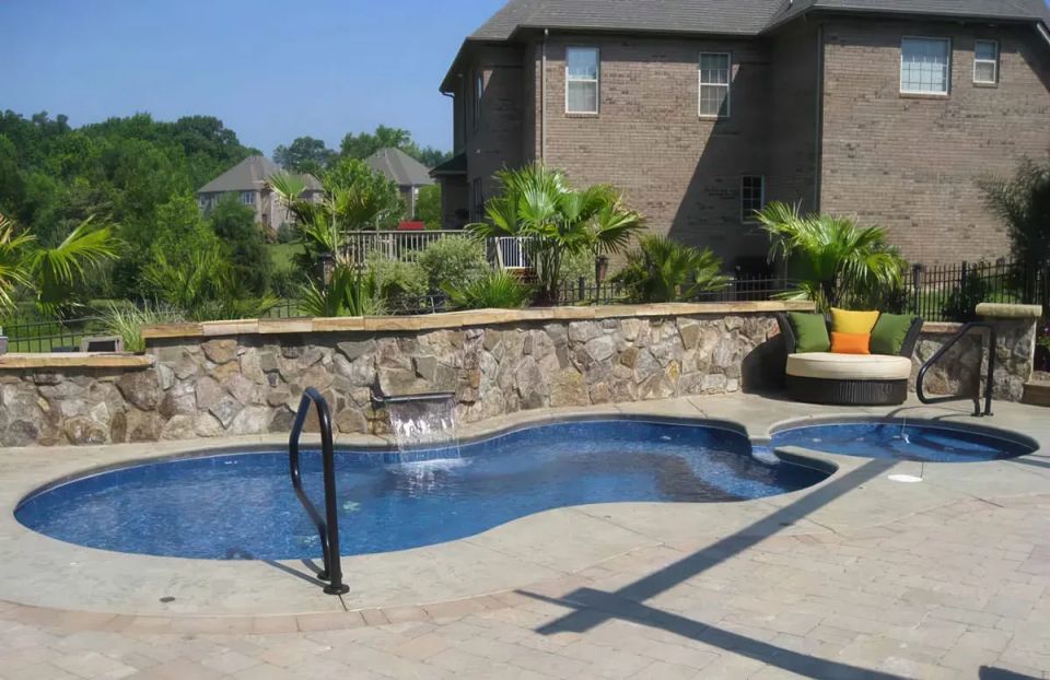 Latham Axiom 14 Deluxe fiberglass pool