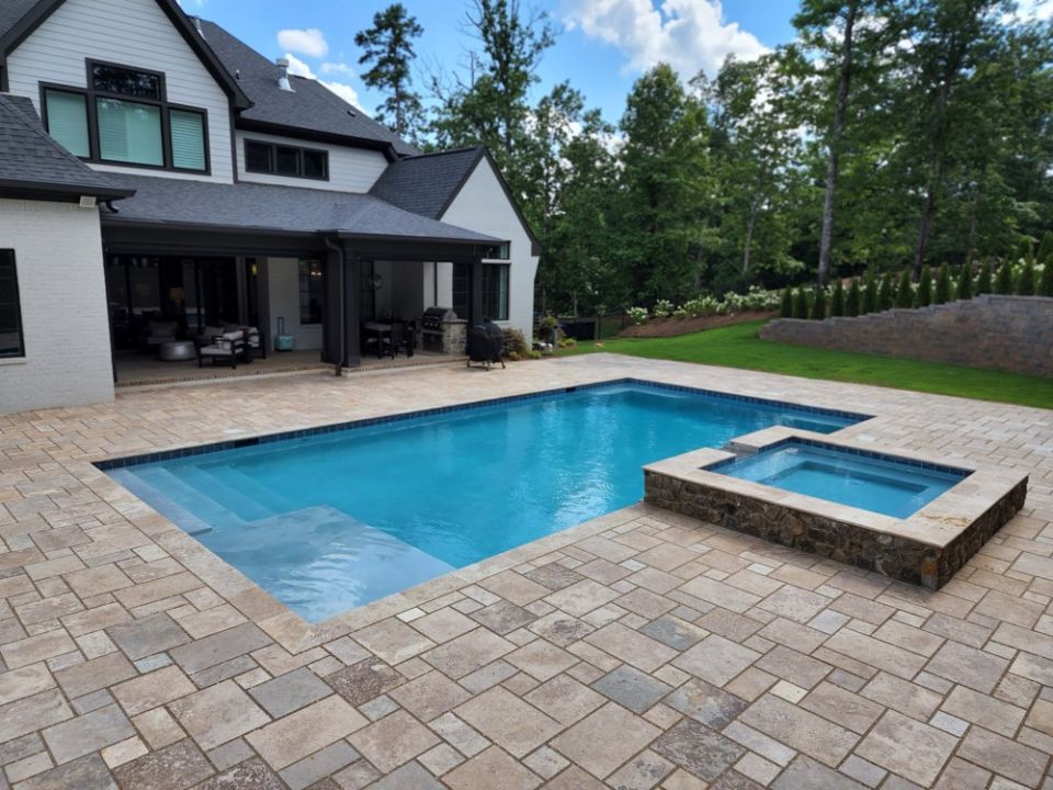 20 × 40 Gunite Pool and Spa – Mountain Brook, AL
