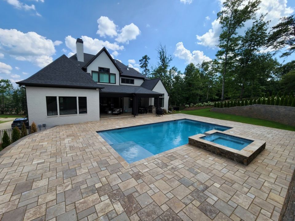 20 × 40 Gunite Pool and Spa – Mountain Brook, AL