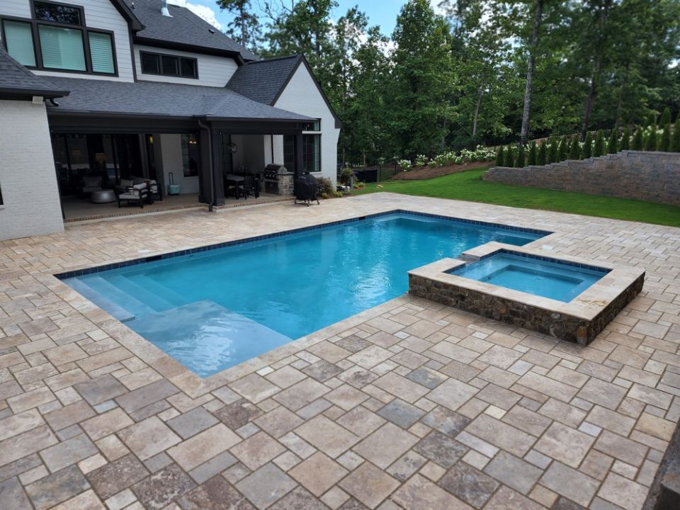 20 × 40 Gunite Pool and Spa – Mountain Brook, AL