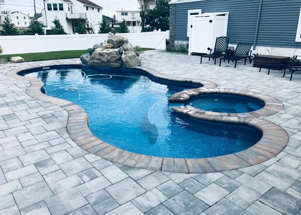 Latham Bermuda 14 Deluxe fiberglass pool