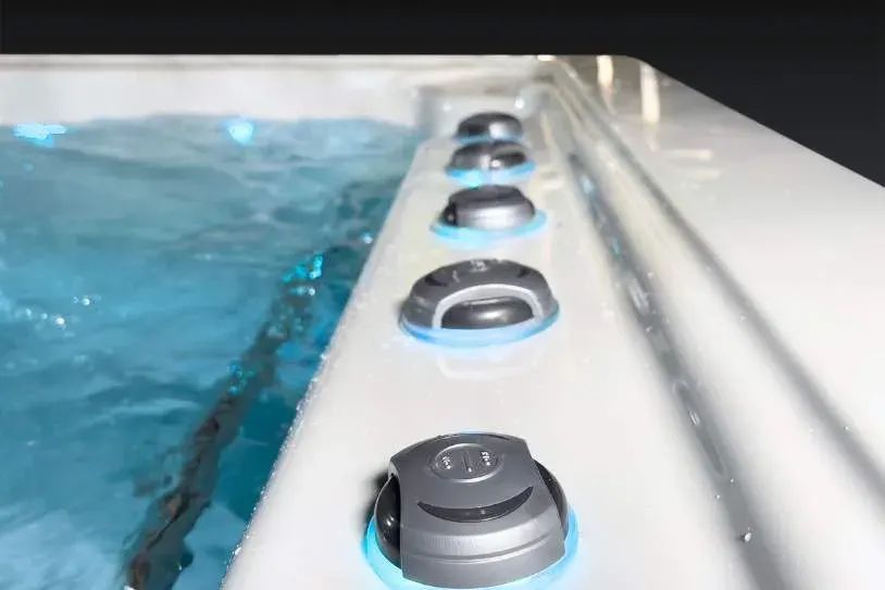 Icelandic Icelandic Swim hot tub
