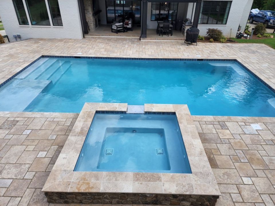 20 × 40 Gunite Pool and Spa – Mountain Brook, AL