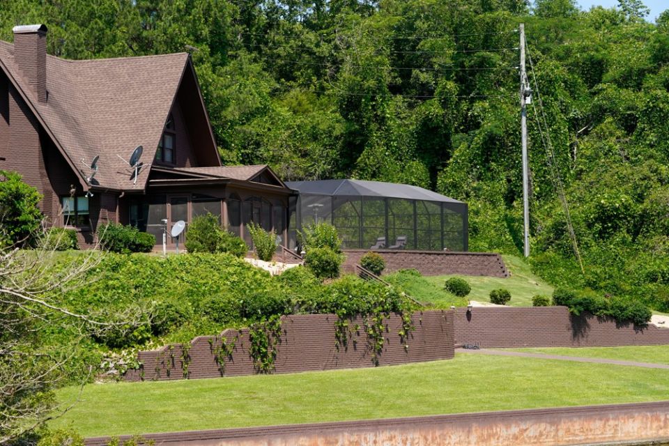 Screened Fiberglass Pool – Clanton, AL