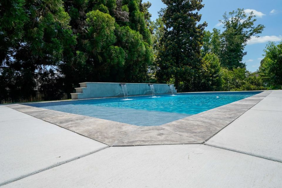 Modern Gunite Pool with Tanning Ledge