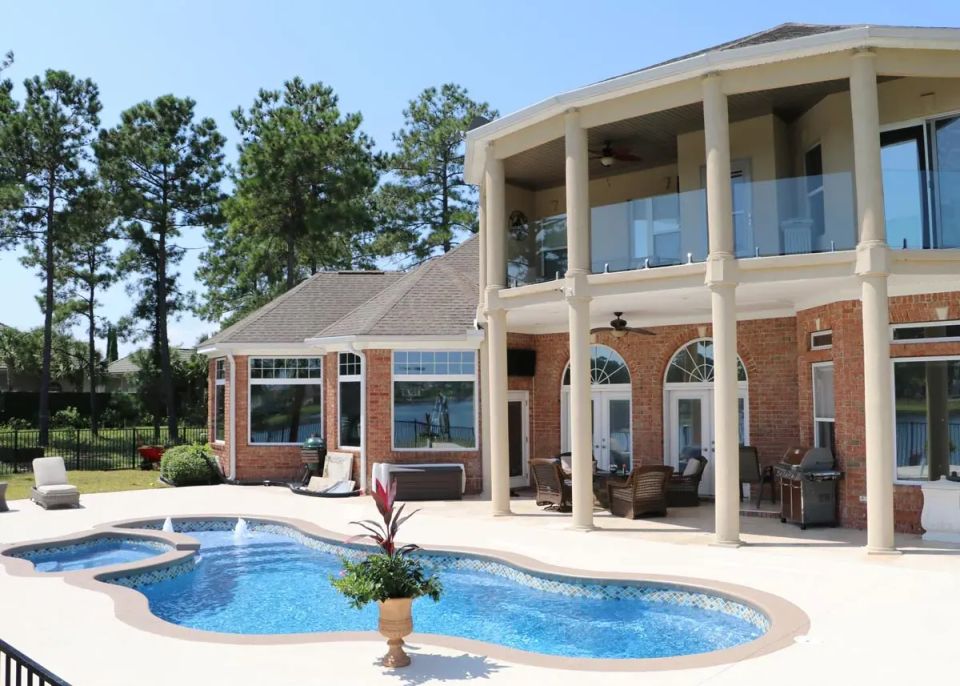 Latham Bermuda 16.35 Deluxe fiberglass pool