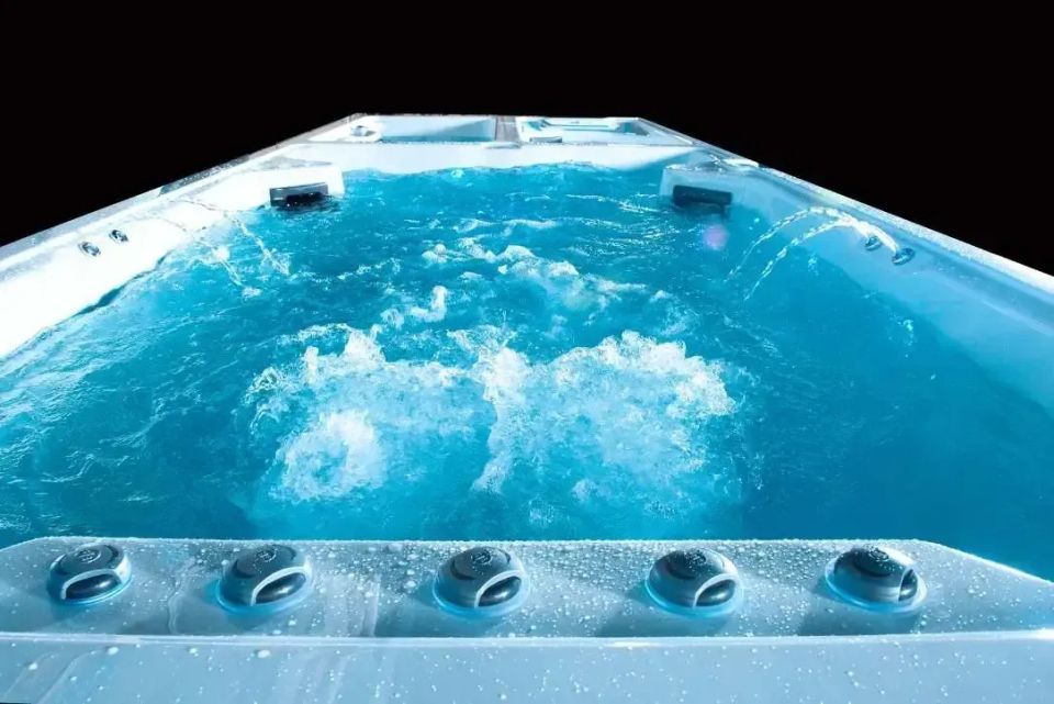 Icelandic The Triathlon hot tub