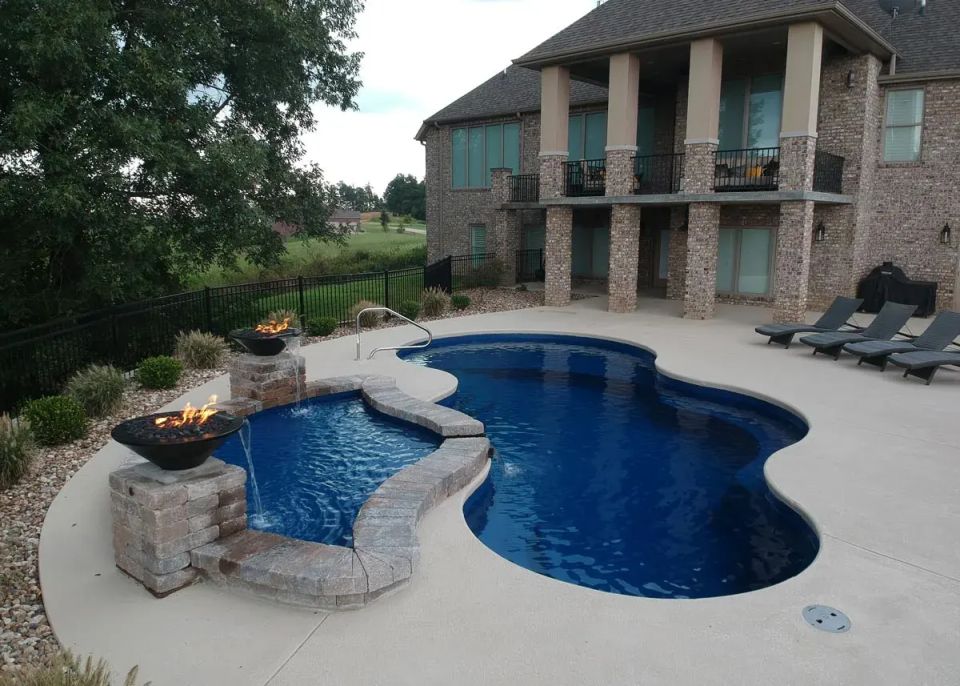 Latham Axiom 14 fiberglass pool