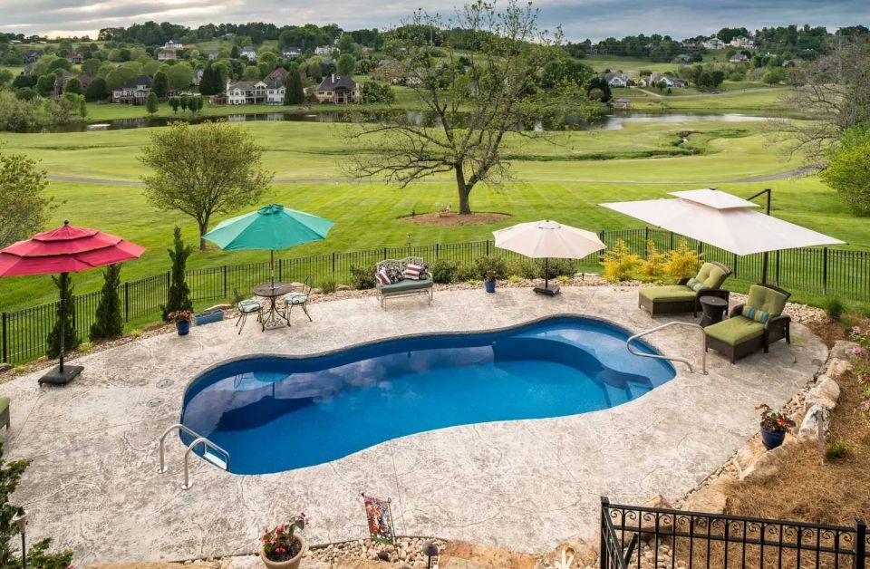 Latham Vista Isle fiberglass pool
