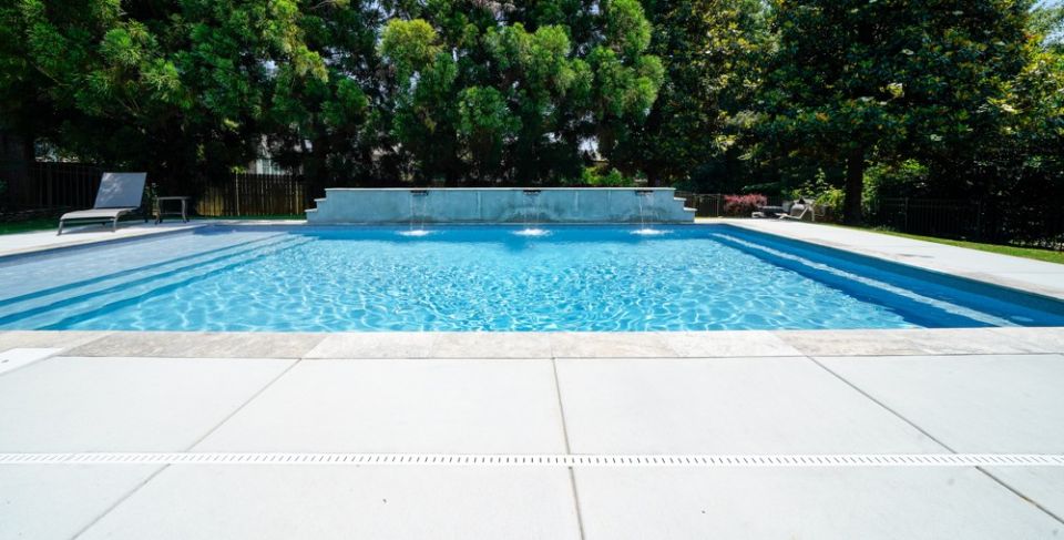 Modern Gunite Pool with Tanning Ledge