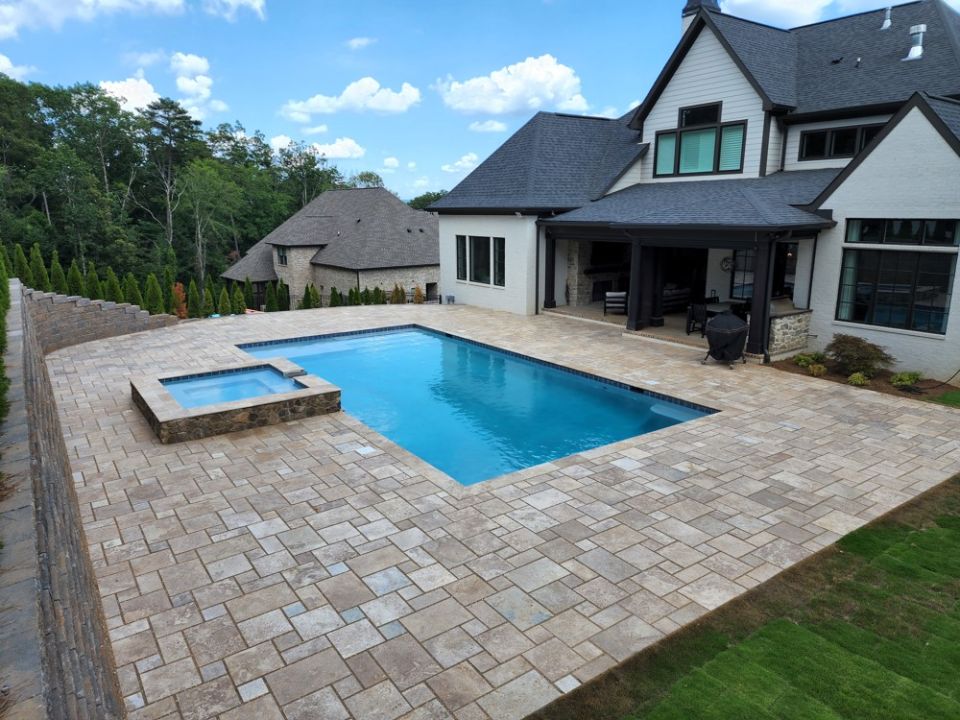 20 × 40 Gunite Pool and Spa – Mountain Brook, AL