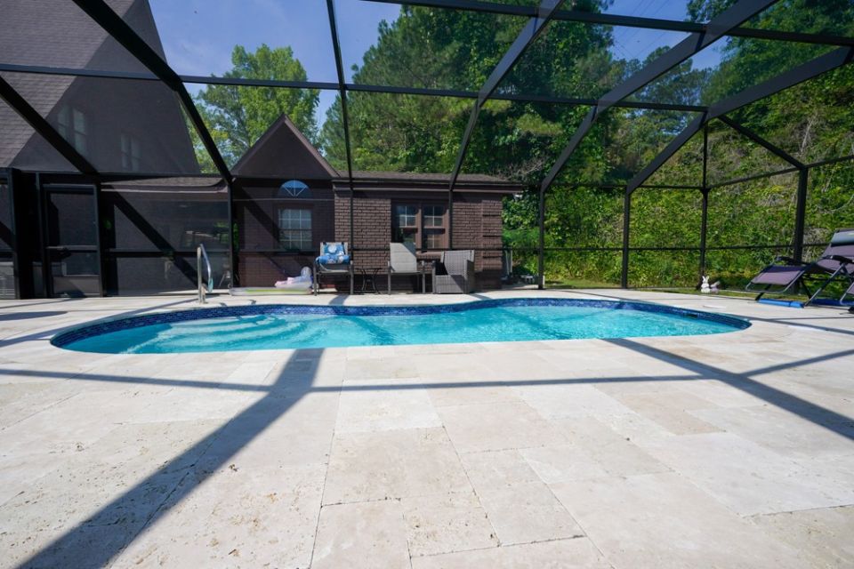 Screened Fiberglass Pool – Clanton, AL