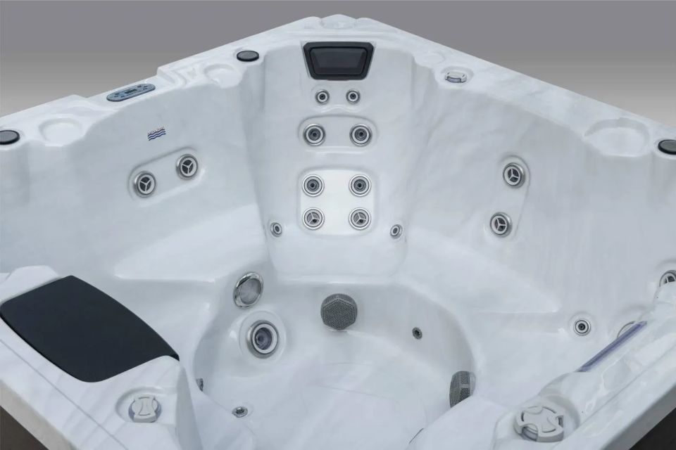 Icelandic Fontana hot tub