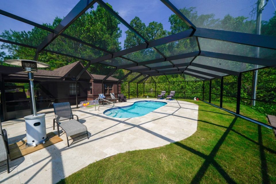 Screened Fiberglass Pool – Clanton, AL