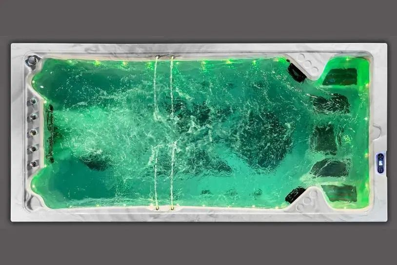 Icelandic Icelandic Swim hot tub