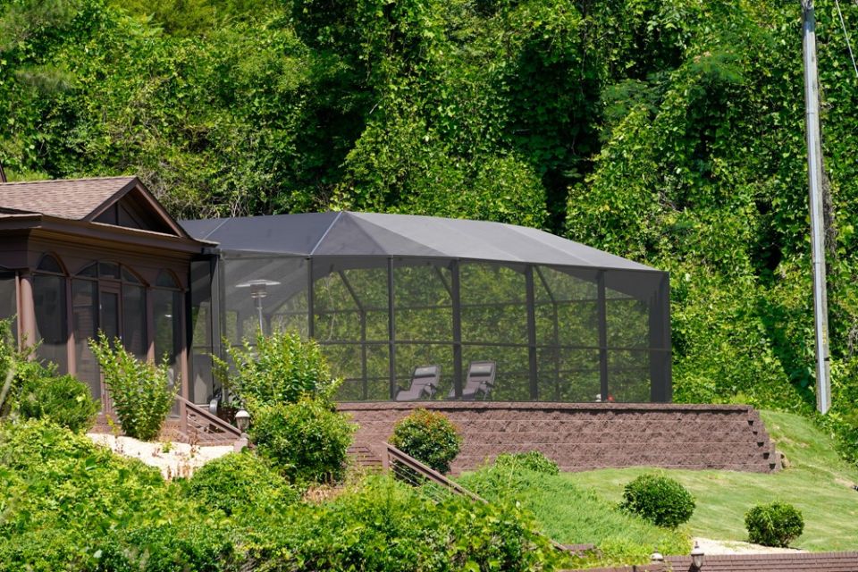 Screened Fiberglass Pool – Clanton, AL