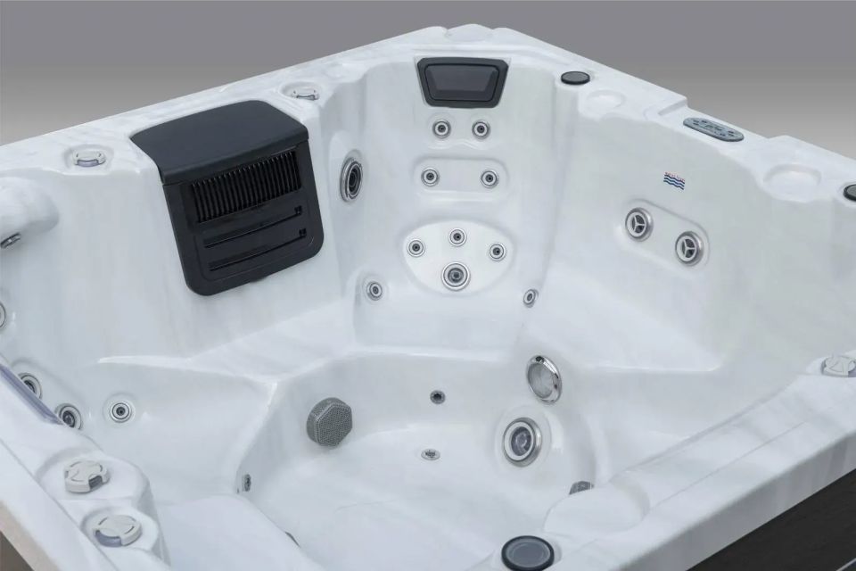 Icelandic Fontana hot tub