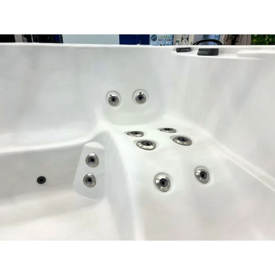 Harmonic H166L hot tub