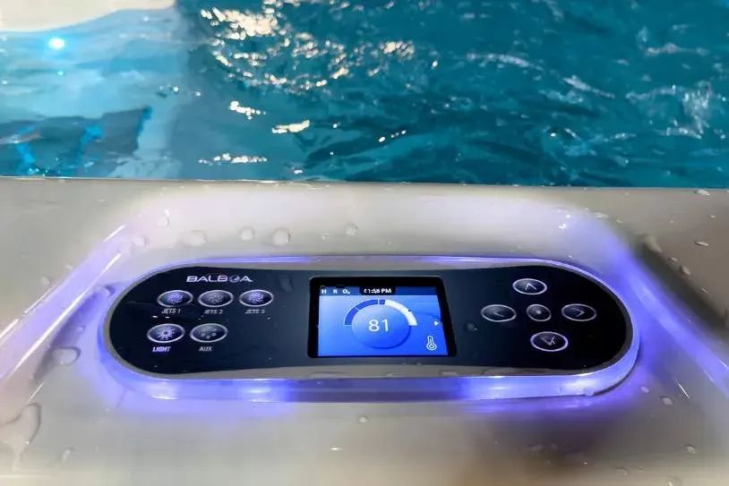 Icelandic Icelandic Swim hot tub