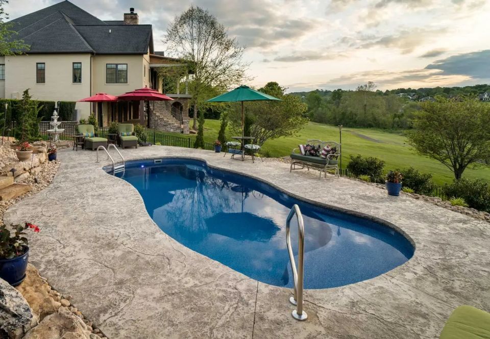 Latham Vista Isle fiberglass pool