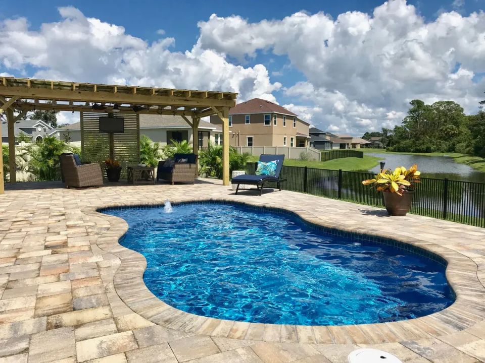 Latham Pleasant Cove fiberglass pool