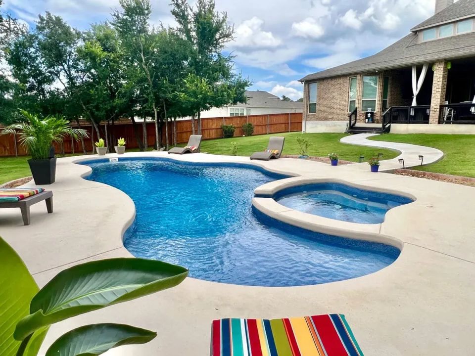 Latham Bermuda 16.35 Deluxe fiberglass pool