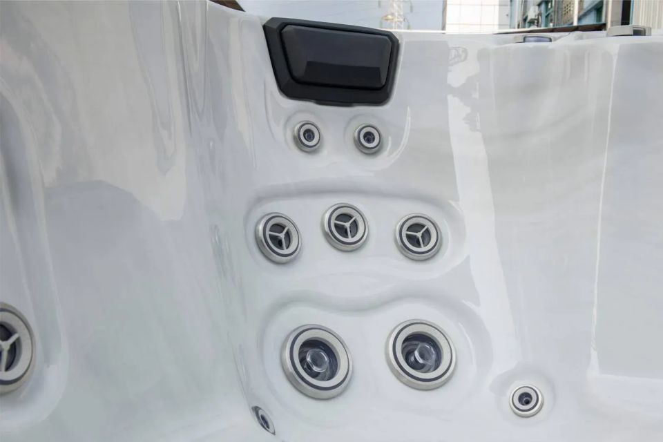 Icelandic Fontana hot tub
