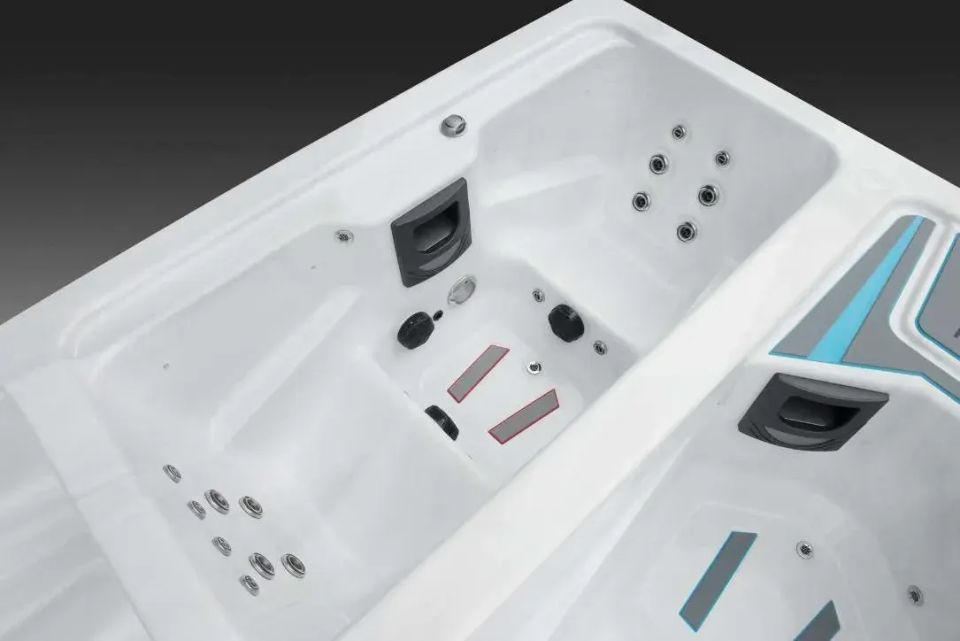 Icelandic The Triathlon hot tub