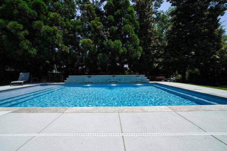 Modern Gunite Pool with Tanning Ledge