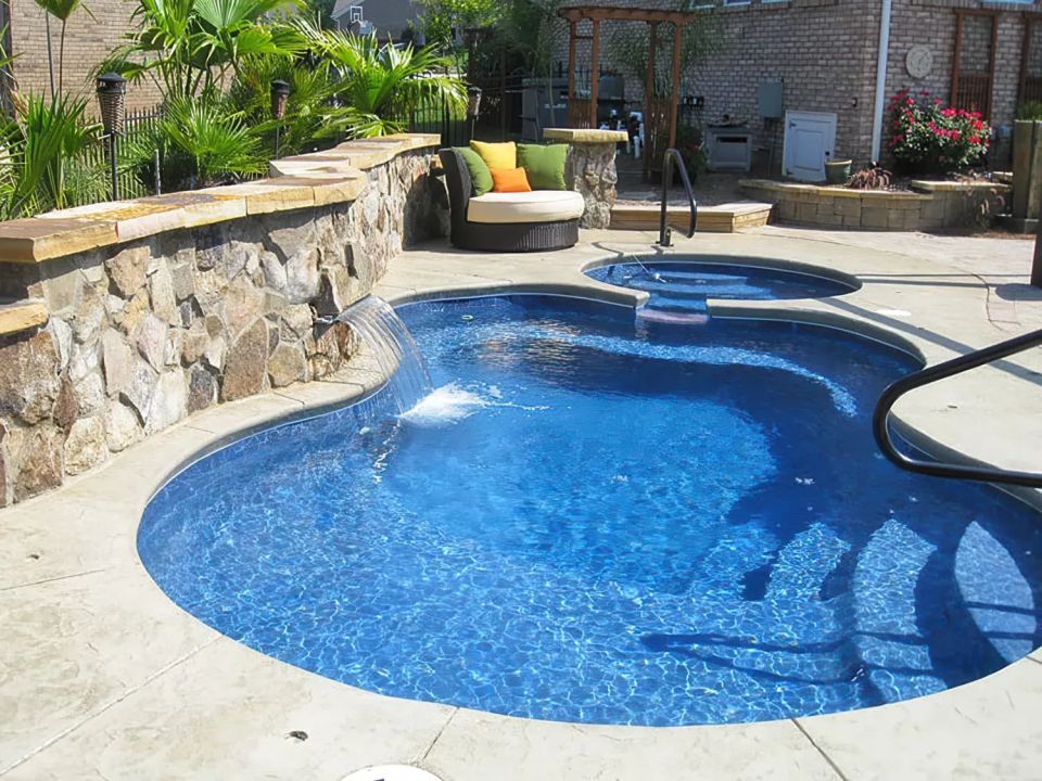 Latham Axiom 14 Deluxe fiberglass pool
