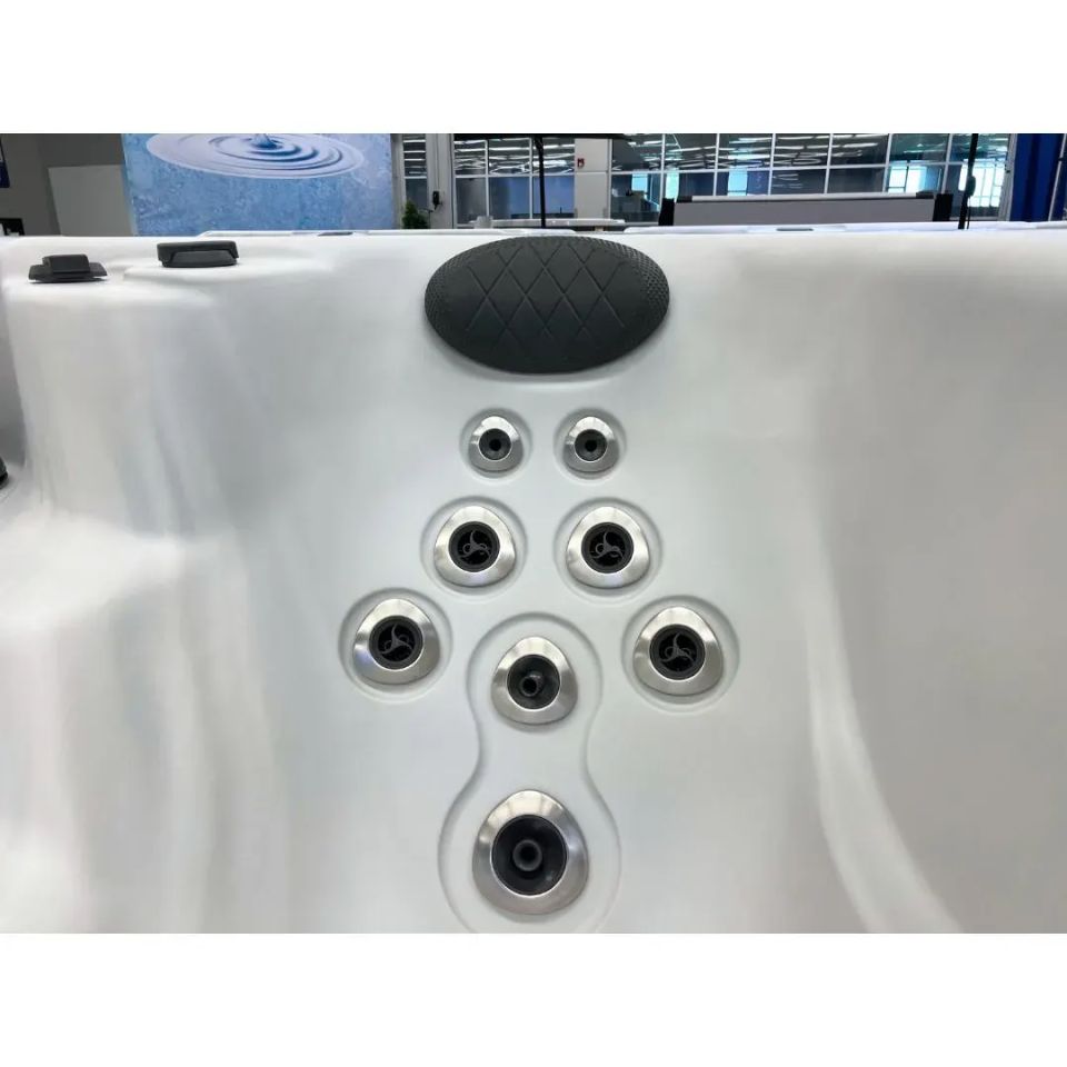 Harmonic H157L hot tub