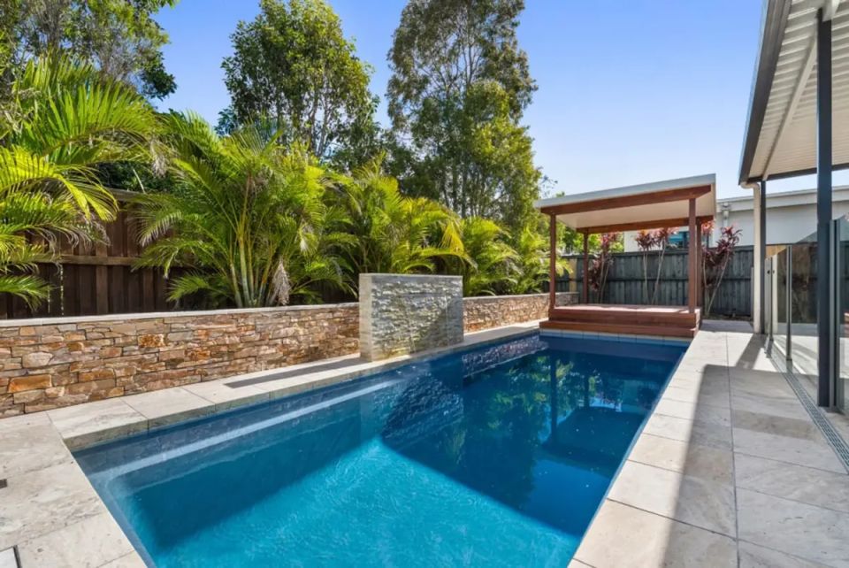 Latham Enchantment 9.24 fiberglass pool