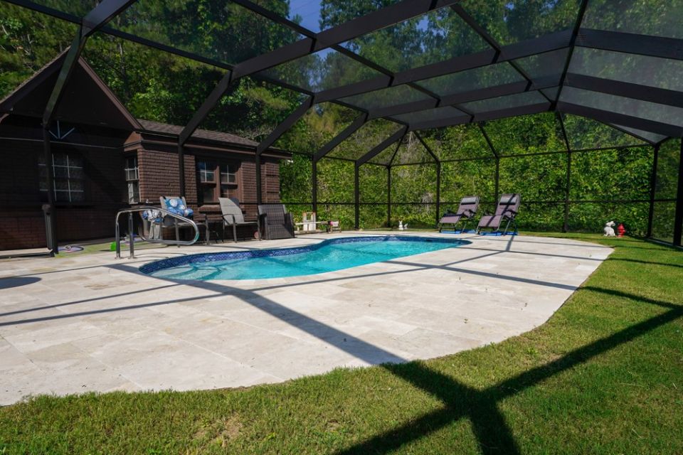 Screened Fiberglass Pool – Clanton, AL