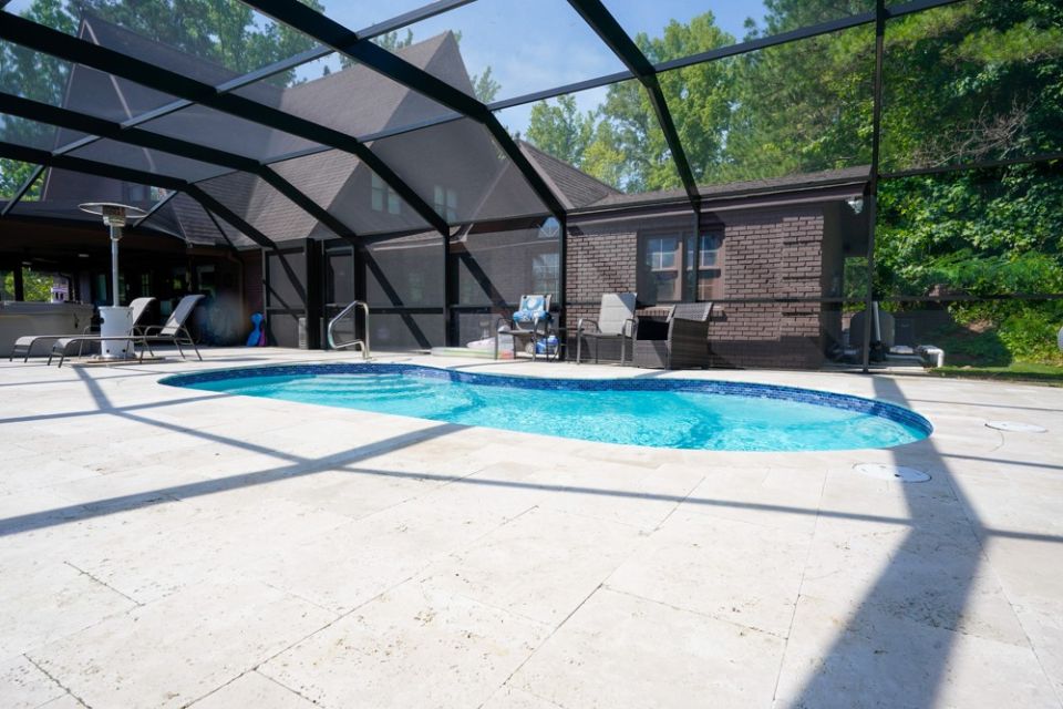Screened Fiberglass Pool – Clanton, AL