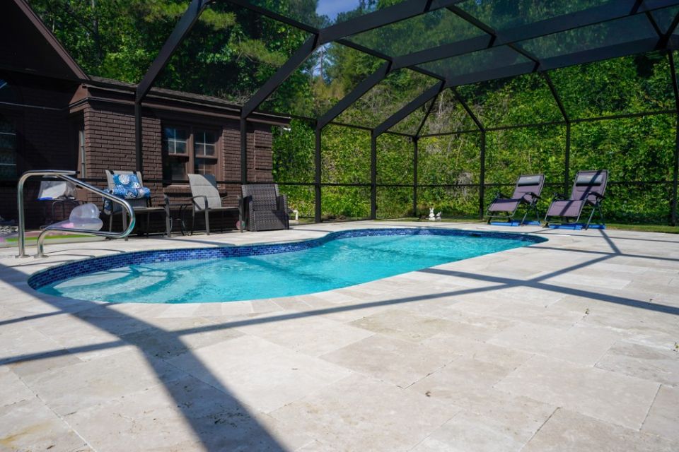 Screened Fiberglass Pool – Clanton, AL